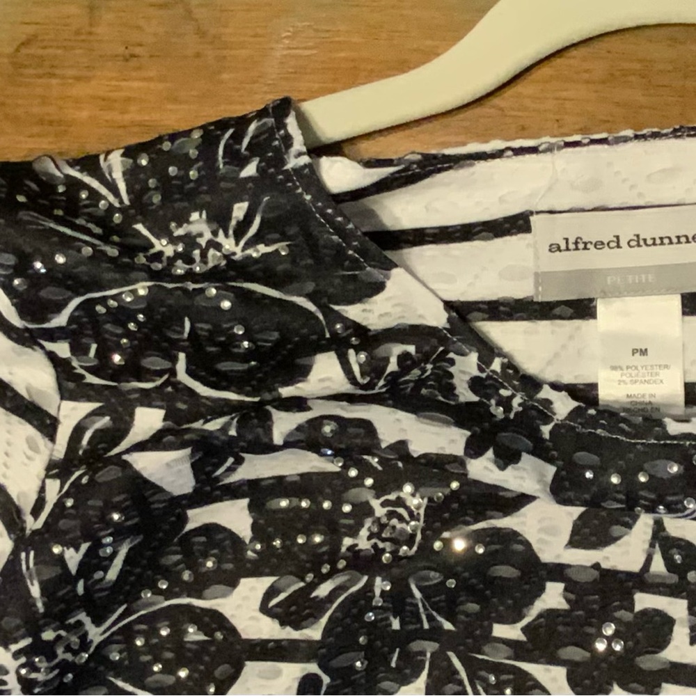 🌸🌸Alfred Dunner Monochrome Floral Blouse